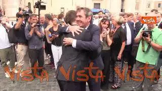 L'ultimo saluto ad Andrea Purgatori dopo i funerali alla Chiesa degli Artisti a Roma