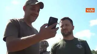 Zelensky, selfie e autografi a Donetsk