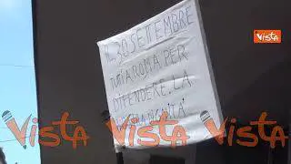 "Per loro vitalizi, per noi schiavitù", lo striscione contro stop al Reddito Cittadinanza a Napoli