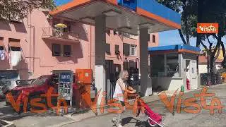 Al via l'obbligo di esporre il prezzo medio dei carburanti, ecco le immagini dei benzinai