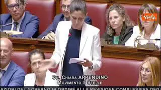 Schlein e Appendino vestite uguali in Aula alla Camera, con giacca bianca e maglia indaco