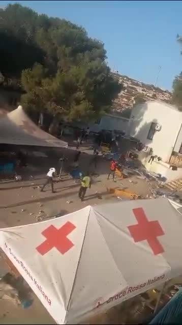 Bastoni, pietre e lancio di tavoli: ennesima rissa tra migranti a Lampedusa