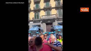 Cori contro Meloni sotto sede di Fratelli d'Italia durante protesta contro stop Reddito Cittadinanza