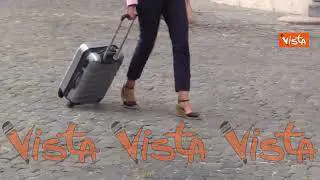 I Deputati lasciano Montecitorio muniti di trolley dopo l'ultimo venerdì prima della pausa estiva