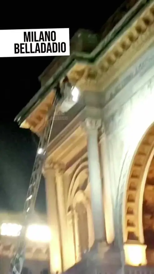 Vandali in azione sulla Galleria Vittorio Emanuele II