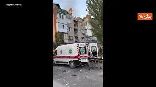 Attacco russo contro un condominio a Pokrovsk, le immagini delle macerie