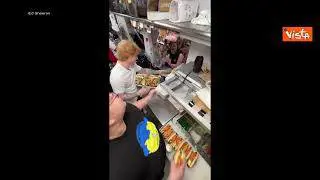 Ed Sheeran cameriere per un giorno, serve hot dog a Chicago. Folla in delirio