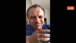 Angelo Duro imbratta manifesti a Taormina, il sindaco Cateno De Luca: "Un troglodita"