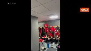 Il difensore inglese Udoka Godwin-Malife canta "All of me" di John Legend per i compagni di squadra