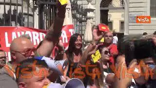 Stop Reddito di Cittadinanza corteo a Napoli, ex percettori mostrano la card: Vogliamo lavorare