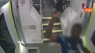 Rapina sul treno Lecco-Milano, ragazzo assalito nel bagno con un machete. Le immagini