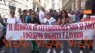 "Il Reddito di Cittadinanza non si tocca", ecco i cartelli al corteo di Napoli