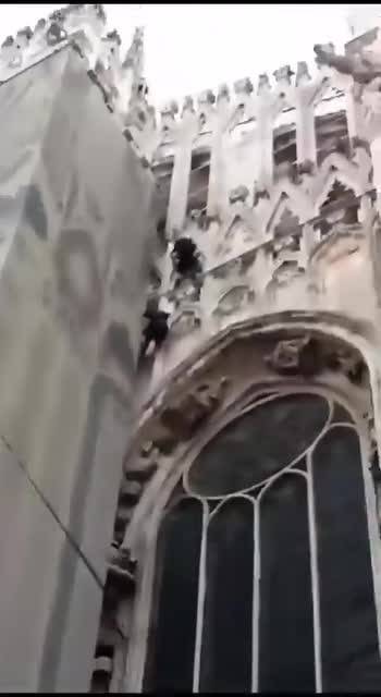 Arrampicatori sulla Madonnina del Duomo di Milano