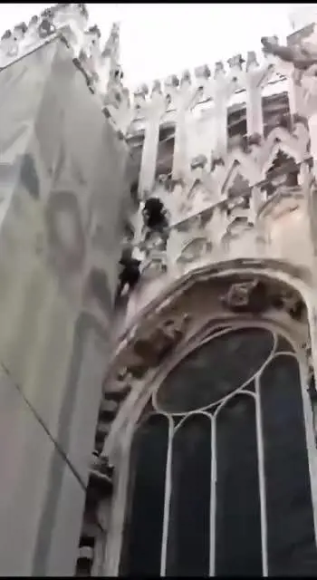 Arrampicatori sulla Madonnina del Duomo di Milano