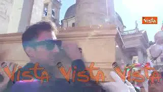 Funerali Michela Murgia, la bara portata a spalla fuori dalla Chiesa tra gli applausi