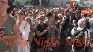 Addio a Michela Murgia, la folla fuori dalla Chiesa canta "Bella ciao"