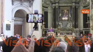 Addio a Michela Murgia, la chiesa gremita per l'ultimo saluto alla scrittrice