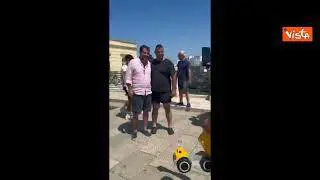 Salvini a Polignano a mare, la vacanza del Ministro tra selfie e strette di mano
