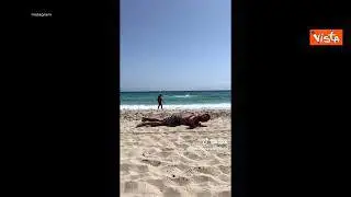 Bobo Vieri mostra le sue doti atletiche in spiaggia, prima le flessioni e il tuffo in acqua