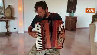Cesare Cremonini suona la fisarmonica su Instagram: "Sono solo alla quarta lezione"