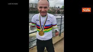 Ciclista senza braccia riceve in premio un orologio da polso, la video-reazione da campione