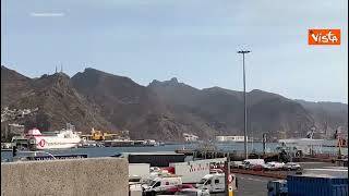 Incendio Tenerife, un Canadair fa rifornimento di acqua per lo spegnimento dei roghi