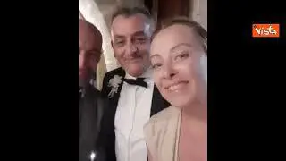 Fuori programma per Giorgia Meloni, ecco gli auguri a una coppia di sposi in Puglia