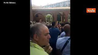 Funerali di Toto Cutugno a Milano, i fan cantano "L'italiano" all'uscita del feretro