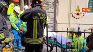 L'estrazione della persona rimasta sotto le macerie della palazzina crollata in provincia di Imperia