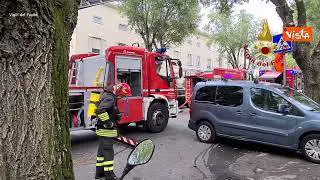 L'intervento dei Vigili del fuoco per spegnere un incendio nella zona industriale di Trieste