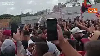 L'arrivo di Lukaku all'aeroporto di Ciampino, accolto da migliaia di tifosi della Roma