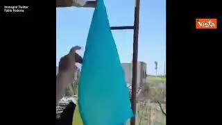 Issata bandiera ucraina sulla riva sinistra del Dnipro, le immagini