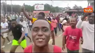 Colpo di Stato in Gabon, i festeggiamenti in strada