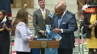 Il sindaco di New York Eric Adams riceve in dono e indossa la maglia dell'Uruguay
