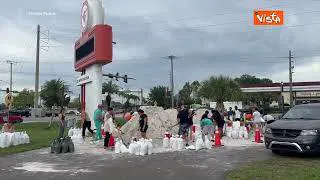 Uragano Idalia in Florida, le operazioni di posizionamento dei sacchi di sabbia a Sarasota