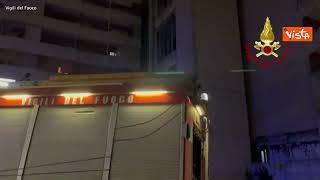 Vigili del fuoco impegnati a Scampia per un incendio in una delle Vele