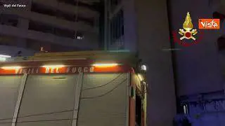 Vigili del fuoco impegnati a Scampia per un incendio in una delle Vele