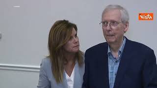Senatore Usa McConnell di nuovo "paralizzato" durante conferenza stampa, timori per la sua salute