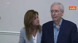 Senatore Usa McConnell di nuovo "paralizzato" durante conferenza stampa, timori per la sua salute