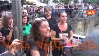 Musicista ucciso a Napoli, momenti di tensione al presidio