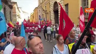 "Basta morti sul lavoro", il grido al corteo dei sindacati davanti alla Prefettura di Vercelli