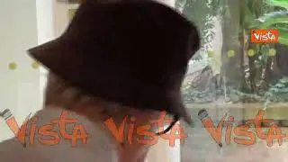 Venezia 80, Woody Allen arriva al Lido per il Festival del Cinema. Ecco le immagini