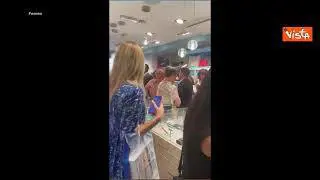 Sarkozy contestato dalle femen durante la presentazione del suo libro a Parigi