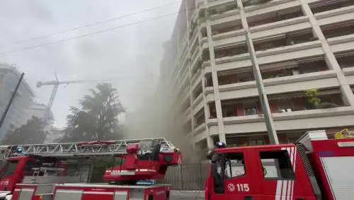 Incendio in una discoteca di Milano, sul posto i vigili del fuoco