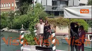 Venezia 80, Brignano e la moglie arrivano al Lido. Il tenero bacio sul molo