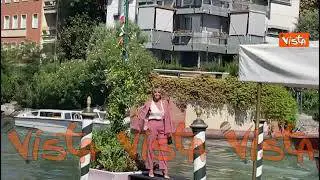 Venezia 80, Paola Minaccioni arriva all'Hotel Excelsior per la Mostra del Cinema