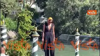 Venezia 80, ecco l'arrivo di Nieves Álvarez arriva al Festival del Cinema