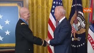 Biden consegna la medaglia d’onore a un pilota della guerra del Vietnam