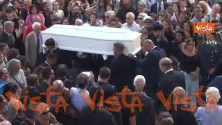 Funerali Giovanbattista Cutolo, il lungo applauso in chiesa