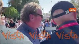Venezia 80, Colm Meaney firma autografi e scatta selfie con i fan